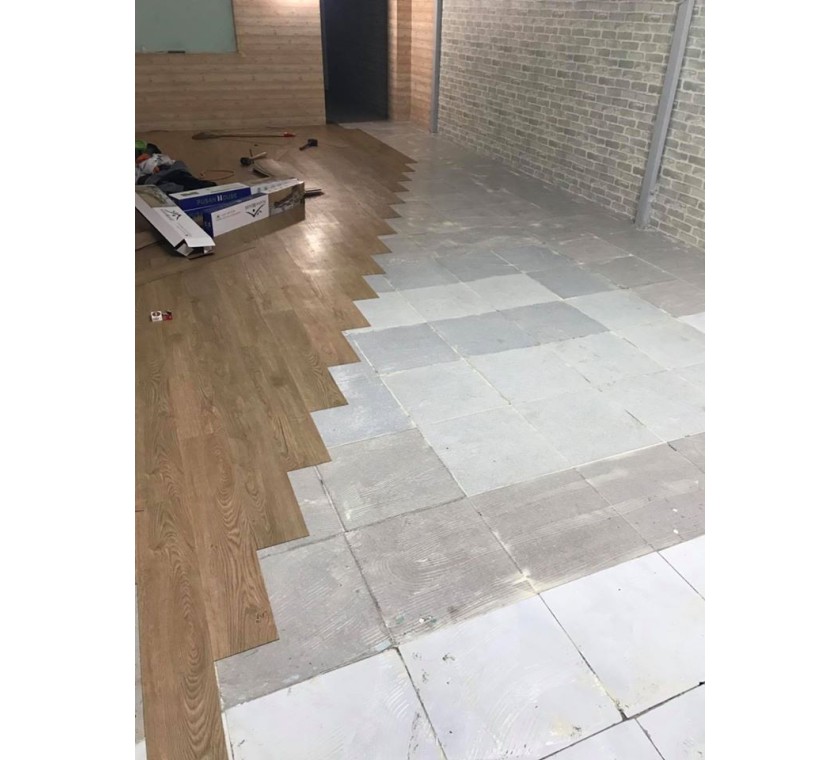 Sàn nhựa tự dán ( khách hàng mua về lột ra và dán, cực kì dễ dàng với bất cứ ai )