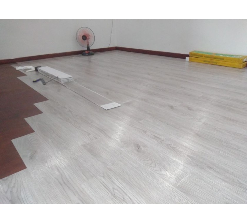 Sàn nhựa tự dán ( khách hàng mua về lột ra và dán, cực kì dễ dàng với bất cứ ai )
