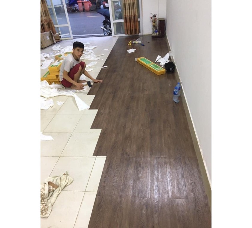 Sàn nhựa tự dán ( khách hàng mua về lột ra và dán, cực kì dễ dàng với bất cứ ai )
